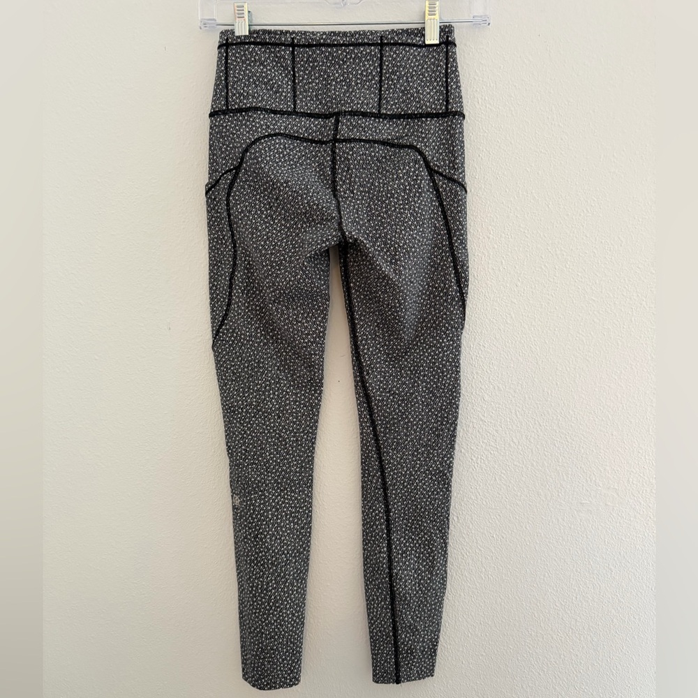 Lululemon Fast and Free in frozen frizz white black Size 4 7/8 legging Nulux EUC - Picture 10 of 17